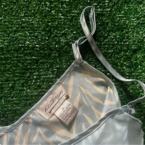 Elegant Sleeveless Camisole - Picture 3 of 4